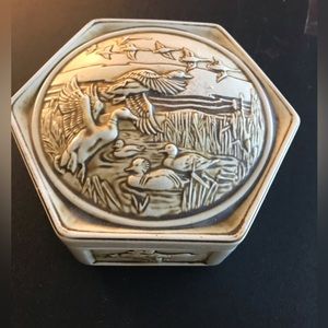 AVON 1980 Ceramic Trinket Jewelry Box Geese Ducks Tan Brown With Cover Handy